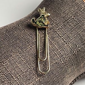 Kangaroo Paperclip